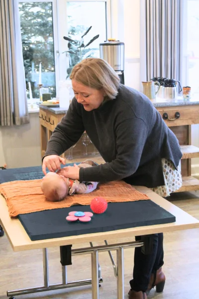 Charlotte undersøger baby som en del af undervisningen